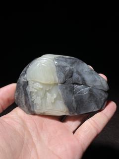 清和田玉青花巧色 松下高士诗文山子摆件 尺寸9.7×6.7×3厘米,重量29