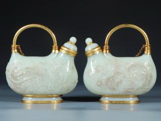 和田玉龙凤纹包金壶一对 规格:长11.7cm宽5.1cm高12.8cm重636g